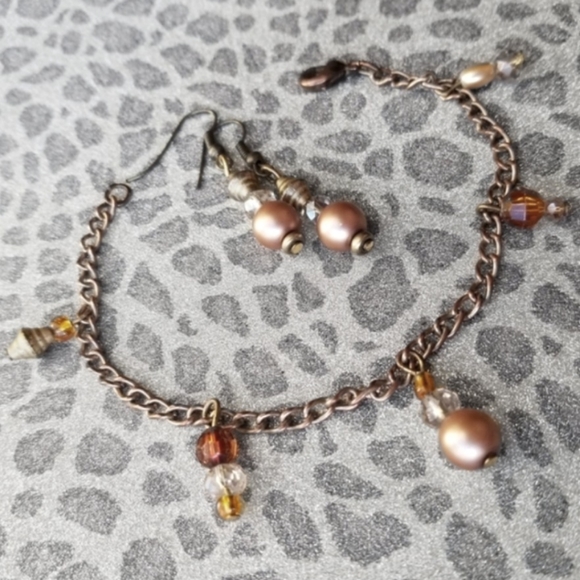 New Gold Tone Bracelet & FREE Earrings - Picture 2 of 5